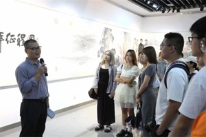 太阳成集团tyc33455艺术史论系教工党支部教师给新生开展现场党课教学活动